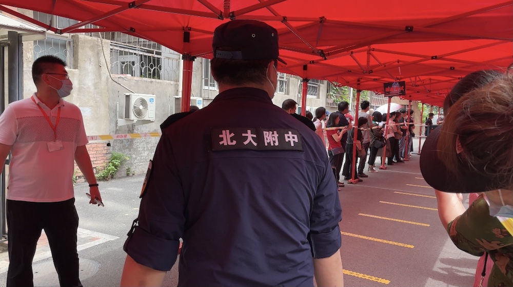 0北大附中護送考生出考場.jpeg